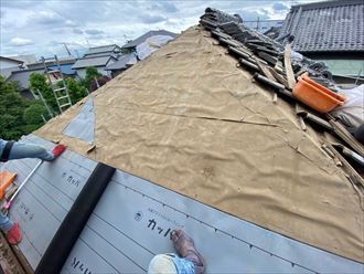 屋根葺き直し工事で防水紙敷設の様子